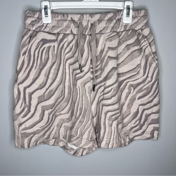 Sweaty Betty Pants - Sweaty Betty Women’s Essentials Shorts in Light Grey Zebra Print A16